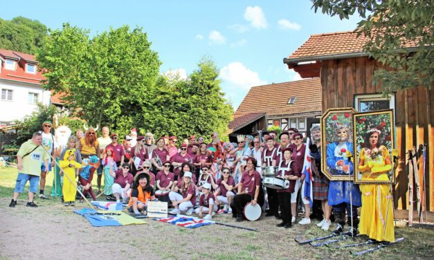 Kostümierte Vielfalt und klappernde Bretter