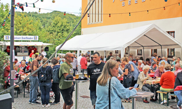 Musik, Tanz und festliches Feuerwerk