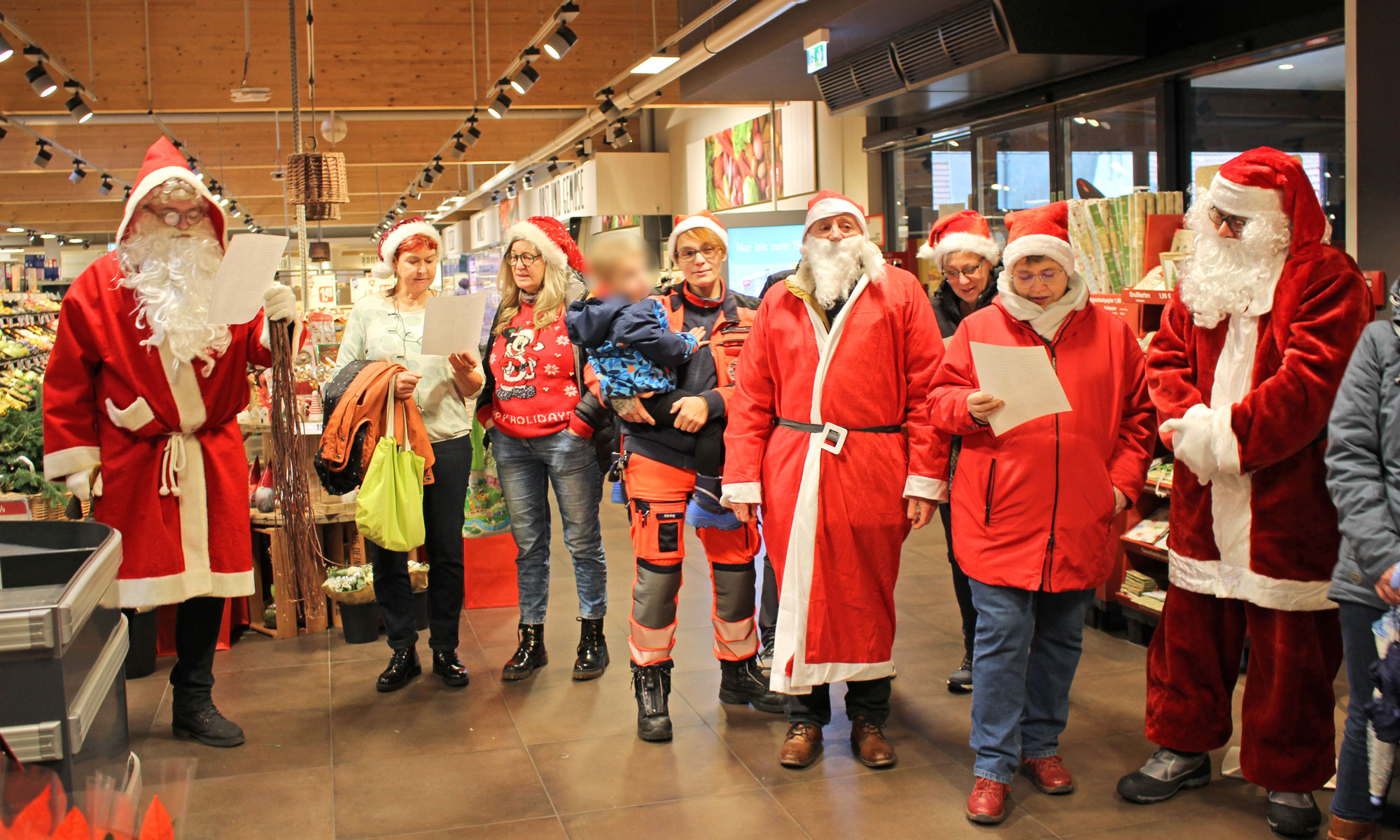 Über 60 Weihnachtsmänner und Wichtel sangen „O du fröhliche“