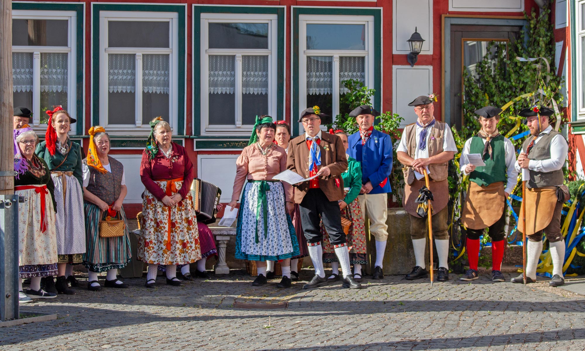 Mit traditionellem Maibaumsetzen den Wonnemonat begrüßt