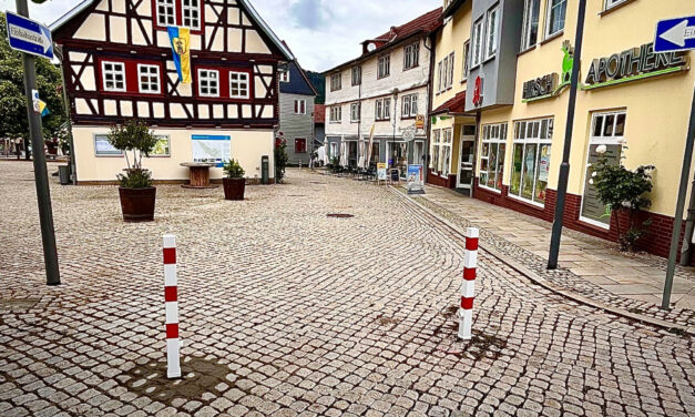 Absperrpoller auf dem Ruhlaer Marktplatz