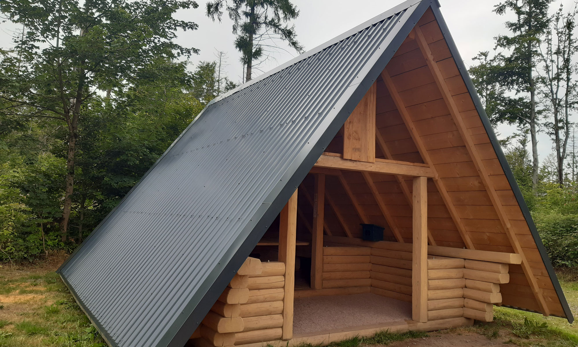 ThüringenForst: Neue Schutzhütte am Rennsteig
