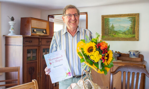 Hartmut Kost aus Seebach erhält den „Blumenstrauß des Herzens“