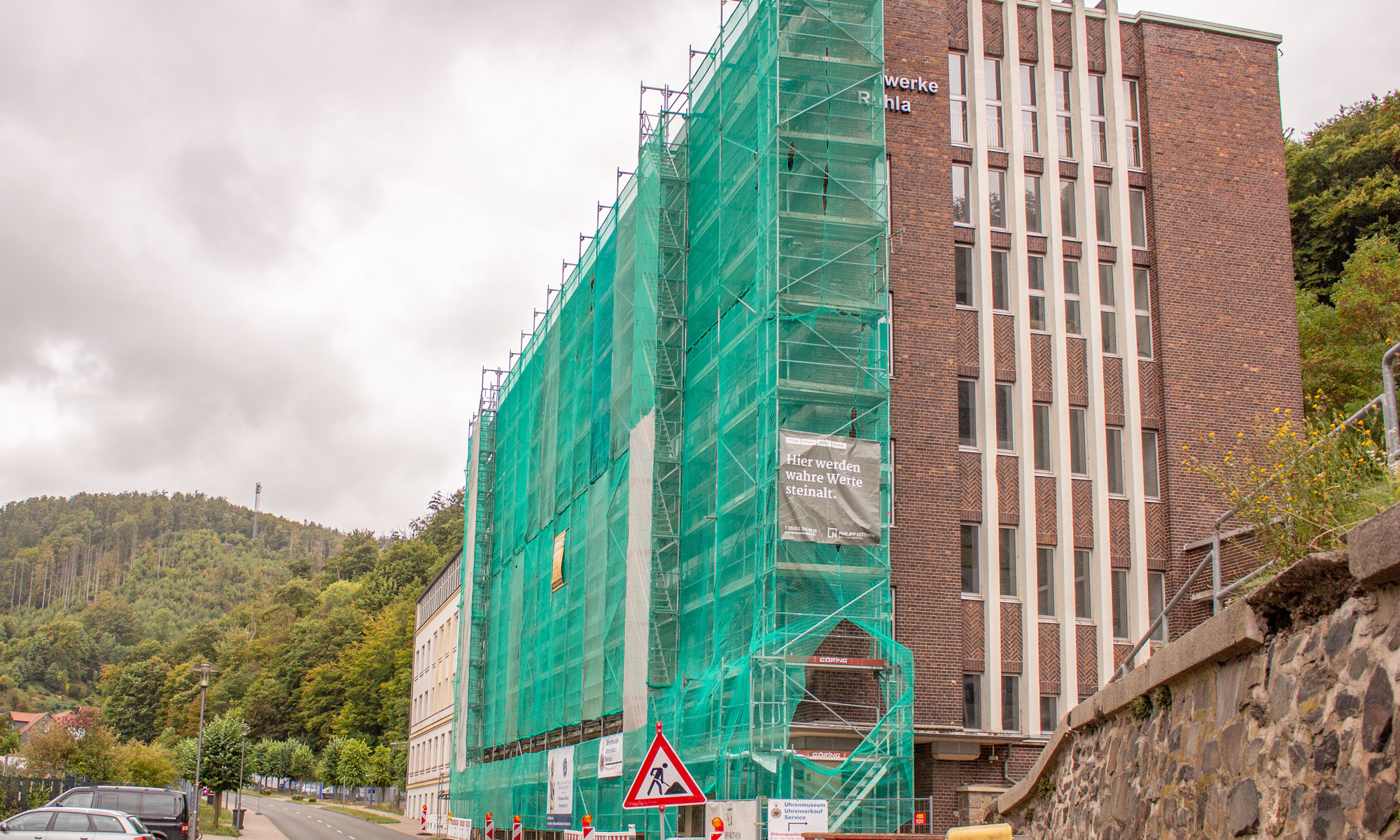 Außenfassade des denkmalgeschützten UWR-Gebäudes wird saniert
