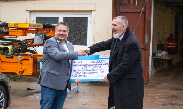 Symbolische Fördermittel-Scheckübergabe für Neubau des Ruhlaer Bauhofes