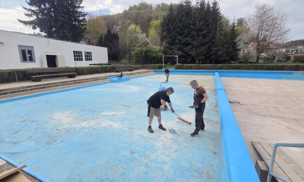 Vorbereitungen für neue Schwimmbadsaison